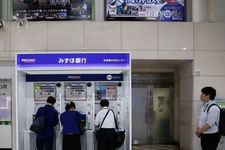 Beberapa mesin ATM Bank Mizuho di Jepang bisa digunakan untuk transaksi kartu asing.