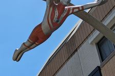 Gerbang Lengkung Ultraman Zoffy di Kota Ultraman, Tokyo, Jepang.