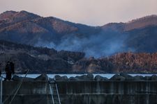 Jepang dilanda kebakaran hutan terbesar dalam 30 tahun. Seluas 1.200 hektar lahan terbakar di dekat Kota Ofunato, Prefektur Iwate. Kebakaran ini menewaskan satu orang, merusak lebih dari 80 bangunan, dan memaksa ratusan warga mengungsi. (Foto diambil pada 27/2/2025)