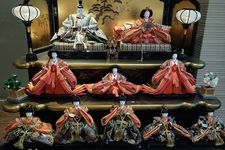 Hina Ningyo, boneka berpakaian kaisar dan keluarganya, dipajang saat Hina Matsuri atau Hari Anak Perempuan di Jepang.