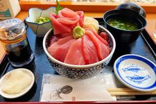 Sashimi tuna sirip biru dengan kualitas terbaik di Shinkamigoto, Nagasaki, Jepang.