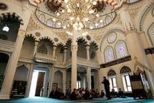 Mahasiswa universitas di Jepang mengikuti kuliah tentang Islam di masjid Tokyo Camii, Tokyo, Jepang, pada 20 Oktober 2004.