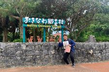 Suasana wisata di Native Okinawa Village saat musim panas pada Februari 2025.