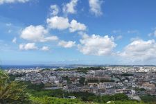 Suasana pemandangan yang dilihat dari Urasoe Castle di Okinawa, Jepang (2024).