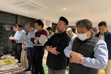 Suasana shalat komunitas Muslim Indonesia di Jepang saat Ramadhan 2025.