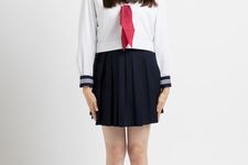 Serafuku, seragam sekolah ala sailor untuk siswi perempuan.