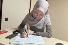 Widy, pekerja SSW dari Indonesia, sedang mencatat kosakata Bahasa Jepang.