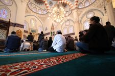 Jamaah Muslim shalat di Tokyo Camii, masjid terbesar di Jepang. (Foto diambil pada 30 Januari 2015)