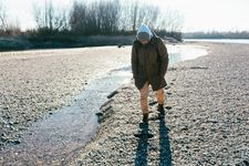 Orang Jepang memakai outfit musim dingin sedang berjalan di atas sungai mengering.