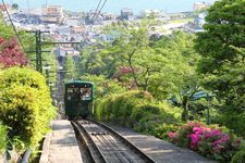 Pengunjung naik kereta gantung ke Taman Kasamatsu Amanohashidate, Kyoto, Jepang. Amanohashidate adalah salah satu dari tiga pemandangan terindah di Jepang. (Foto diambil pada 4 Mei 2018)