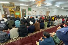 Suasana jemaah laki-laki di Masjid Istiqlal Osaka.