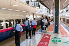 Tim pembersih menunggu kedatangan shinkansen di Stastiun Tokyo, Jepang. (Foto diambil pada 9 April 2023)