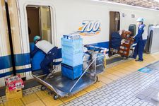 Tim pembersih di dalam kereta menunggu kedatangan shinkansen di stasiun utama Tokyo, Jepang. (Foto diambil pada 10 Desember 2015)