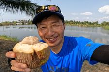 Kaus dan topi jadi pelengkap outfit musim semi di Jepang.