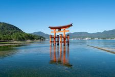 Gerbang torri mengapung di Miyajima, Hiroshima, Jepang.