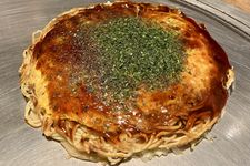 Okonomiyaki khas Hiroshima, Jepang.