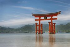 Gerbang torii mengapung Kuil Itsukushima di Miyajima, Hiroshima, Jepang.