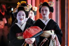 Geisha dan maiko (calon geisha) memakai kostum formal tradisional dengan jambul hitam dan jepit rambut yang terbuat dari beras. Mereka menghadiri upacara pembukaan di sebuah tempat untuk bertukar ucapan selamat Tahun Baru, di distrik hiburan Gion di Kyoto pada 7 Januari 2025.
