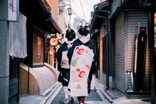 Dua orang geisha berjalan di Gion, distrik geisha di Kyoto, Jepang.