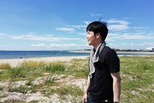 Kaus cocok dipakai saat cuaca mulai panas di Jepang.
