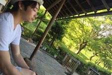 Kaus dan topi cocok dipakai saat suasana sejuk dan cerah di Jepang.