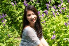 Pakailah blus tipis saat bersantai di taman selama suhu cukup panas di Jepang.