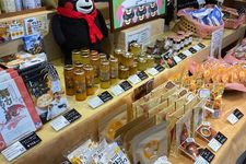 Antenna shop (toko oleh-oleh) yang menjual berbagai produk asli Prefektur Kumamoto, Jepang.