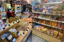 Antenna shop (toko oleh-oleh) yang menjual berbagai produk asli berbagai prefektur di Jepang.