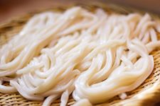 Zaru soba, mi soba dingin disajikan dengan saus cocolan tsuyu.
