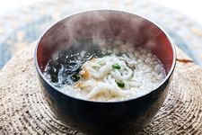 Mi udon khas Jepang lebih tebal daripada ramen.