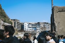 Wisatawan menyusuri Gunkanjima, pulau tambang terbengkalai di Nagasaki, Jepang.