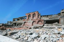 Reruntuhan bekas kantor tambang di Gunkanjima, pulau terbengkalai di Nagasaki, Jepang.