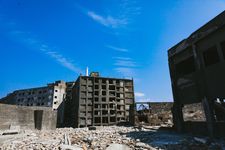 Reruntuhan bekas pemukiman penduduk di Gunkanjima, pulau tambang terbengkalai di Nagasaki, Jepang.