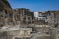 Reruntuhan bekas sekolah dasar dan SMP di Gunkanjima, pulau tambang terbengkalai di Nagasaki, Jepang.