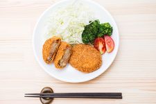 Ilustrasi kroket di restoran Jepang.