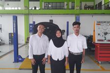 Dari kiri ke kanan, Fajar Ramdhan (19), Nabila Artika Safitri (19), dan Rafliansyah Adam Bagaskara (25) ikuti pelatihan magang kerja ke Jepang dari PPKD Jakarta Timur, Selasa (6/5/2025).