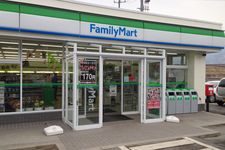 Minimarket di Jepang juga berperan sebagai posko keamanan, ditunjukkan dengan maskot gajah berjubah merah bernama Eszou-kun.
