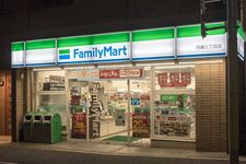 Minimarket di Jepang juga berperan sebagai posko keamanan, ditunjukkan dengan maskot gajah berjubah merah bernama Eszou-kun.