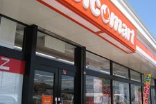 Minimarket di Jepang juga berperan sebagai posko keamanan, ditunjukkan dengan maskot gajah berjubah merah bernama Eszou-kun.