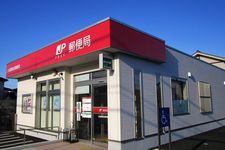 Kantor pos di Jepang menyediakan pengiriman dokumen dan paket domestik dan internasional, sekaligus sebagai bank.
