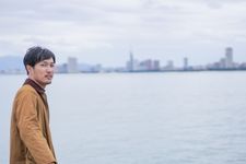 Pakailah jaket saat hari diprediksi hujan untuk menghalau dingin.