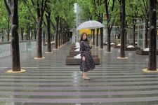 Dress terusan cocok dipakai saat cuaca mulai hangat. Jangan lupa bawa payung ketika hari diprediksi hujan.