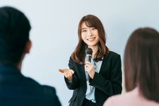 Ilustrasi pembicara seminar kerja di Jepang.