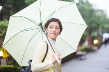 Outfit saat hujan musim semi di Jepang: kaus, outer, dan payung.