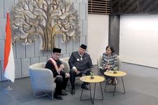 Menko Perekonomian Airlangga Hartarto dan eks Menlu RI Raden Mohammad Marty Muliana Natalegawa dapat penghargaan bintang jasa dari Pemerintah Jepang, Jumat (9/5/2025).