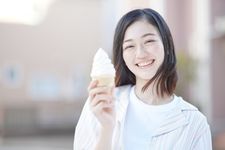 Kaus dan outer cocok dipakai saat cuaca panas di Jepang.