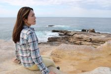 Kemeja flanel cocok dipakai bersantai di pantai.