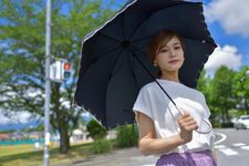 Padukan kaus dengan rok saat cuaca mulai hangat di Jepang.
