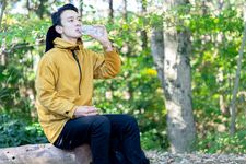 Pakailah jaket ketika hari diprediksi hujan.