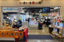 Iki-Iki Toyama-kan Yurakucho, tempat beli oleh-oleh khas Prefektur Toyama, Jepang.